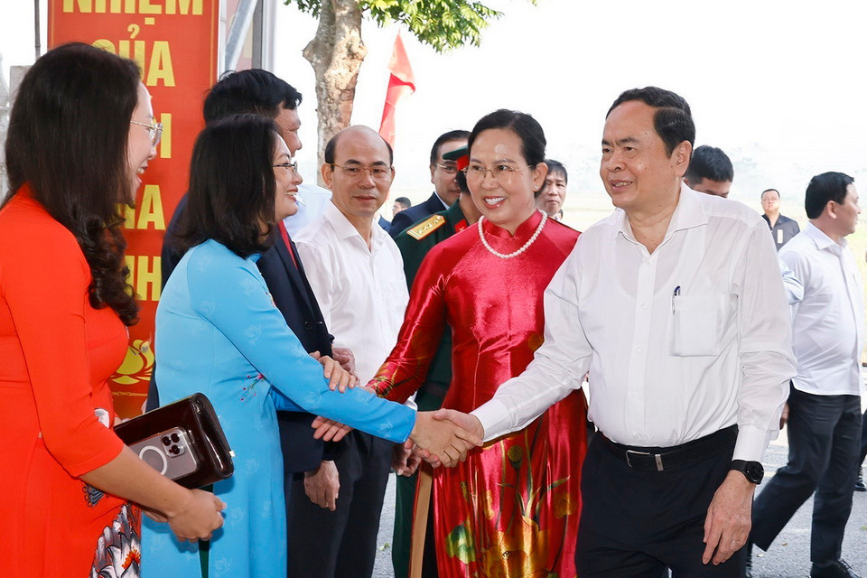 Chủ tịch Quốc hội Trần Thanh Mẫn với đại biểu. (Ảnh: Doãn Tấn/TTXVN)