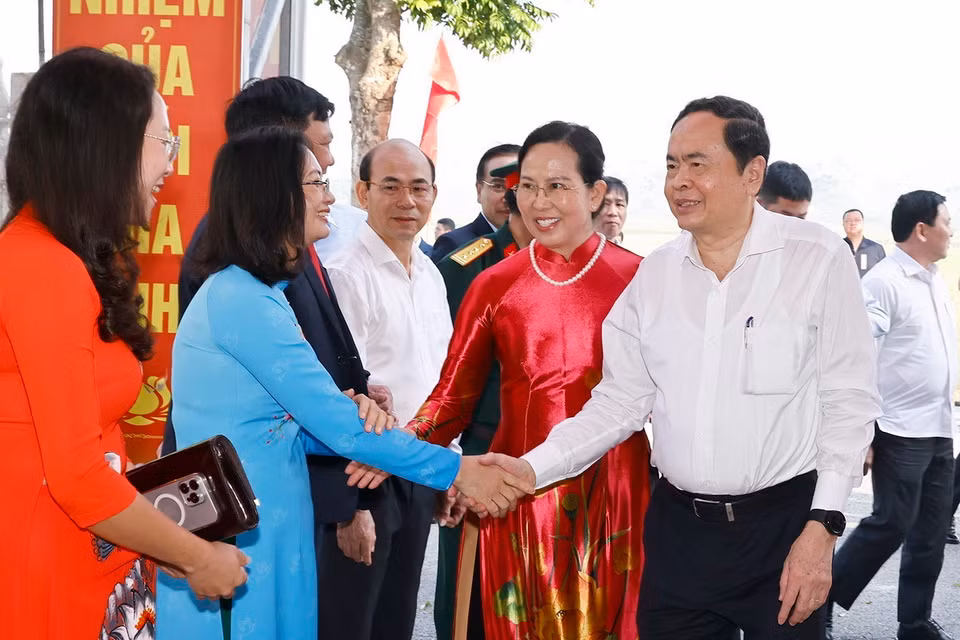 Chủ tịch Quốc hội Trần Thanh Mẫn với đại biểu. (Ảnh: Doãn Tấn/TTXVN)