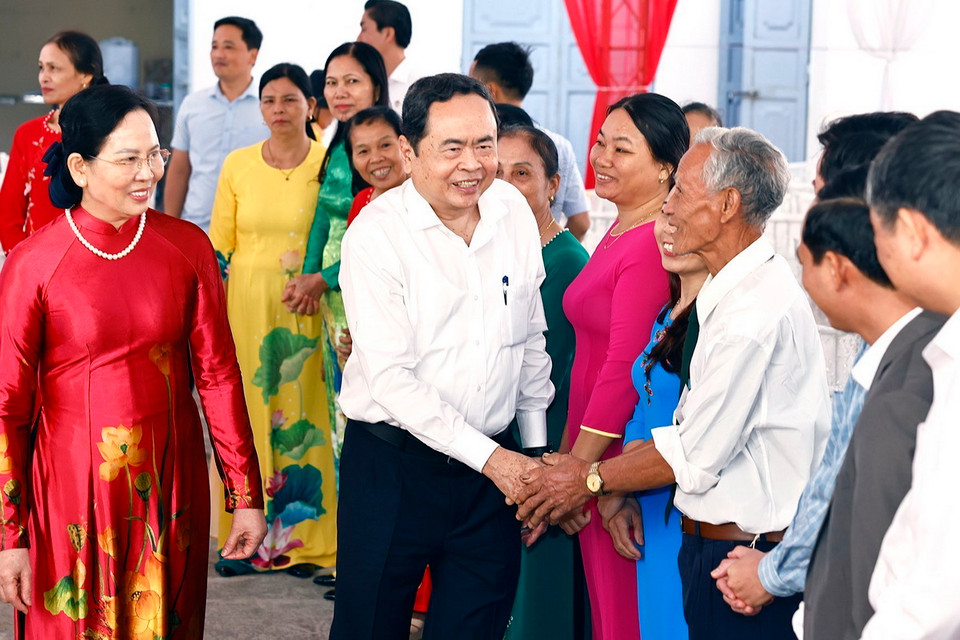 Chủ tịch Quốc hội Trần Thanh Mẫn với đại biểu. (Ảnh: Doãn Tấn/TTXVN)