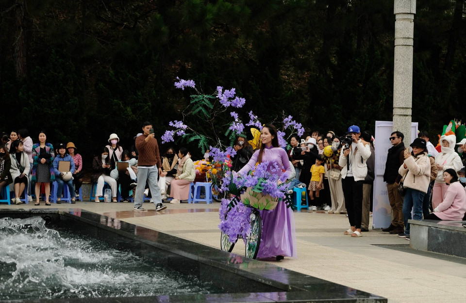 Màn trình diễn tác phẩm hoa phượng tím của trường tiểu học Hùng Vương. (Ảnh: Nguyễn Dũng/TTXVN)