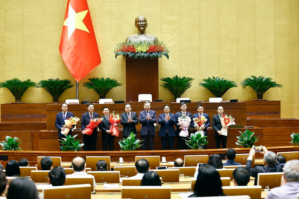 Tổng Bí thư Tô Lâm, Thủ tướng Phạm Minh Chính, Chủ tịch Quốc hội Trần Thanh Mẫn chúc mừng các nhân sự được bầu, phê chuẩn bổ nhiệm. (Ảnh: Doãn Tấn/TTXVN)