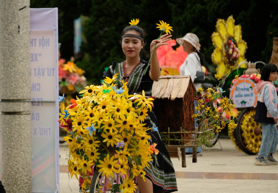 Cô giáo mầm non hóa thân thành sơn nữ duyên dáng trong bộ váy thổ cẩm truyền thống. (Ảnh: Nguyễn Dũng/TTXVN)