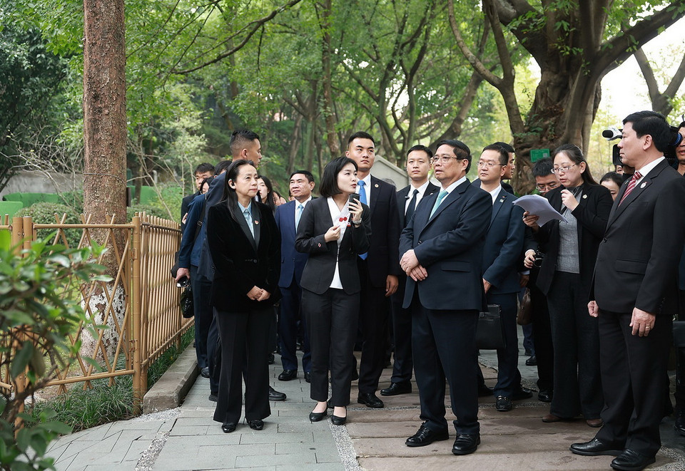 Thủ tướng Phạm Minh Chính thăm Khu di tích lịch sử Hồng Nham. (Ảnh: Dương Giang/TTXVN)