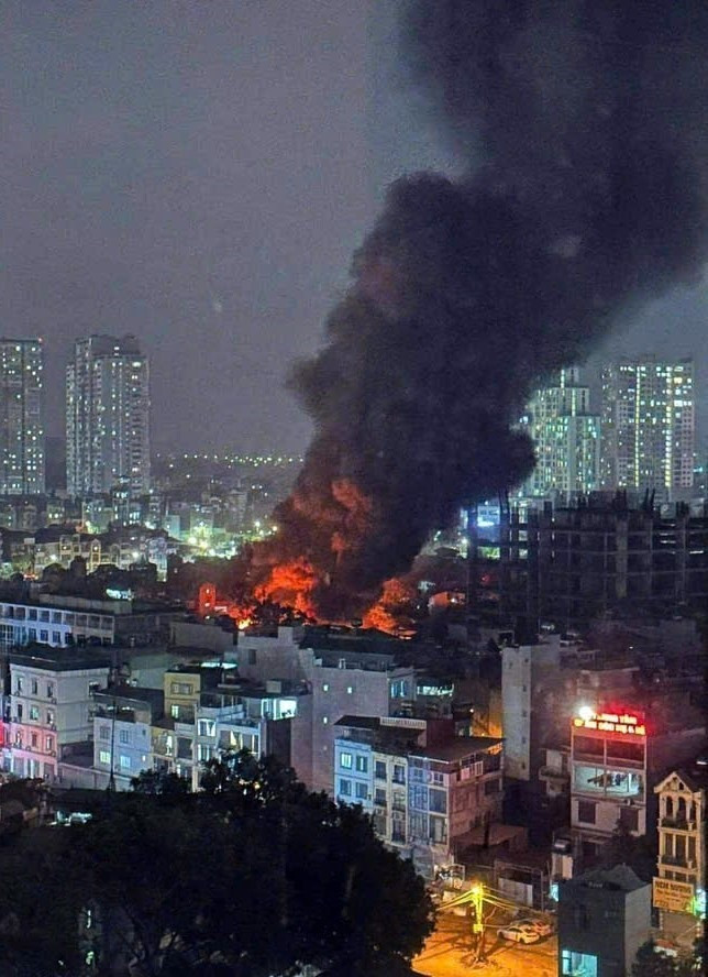 Lực lượng chữa cháy tới hiện trường và triển khai phương án tiếp cận đám cháy. (Ảnh: Phạm Kiên/TTXVN)