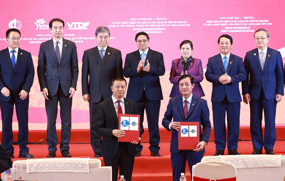 Thủ tướng Phạm Minh Chính chứng kiến trao bản ghi nhớ hợp tác về văn hóa và du lịch giữa doanh nghiệp Việt Nam và Trung Quốc. (Ảnh: Dương Giang/TTXVN)