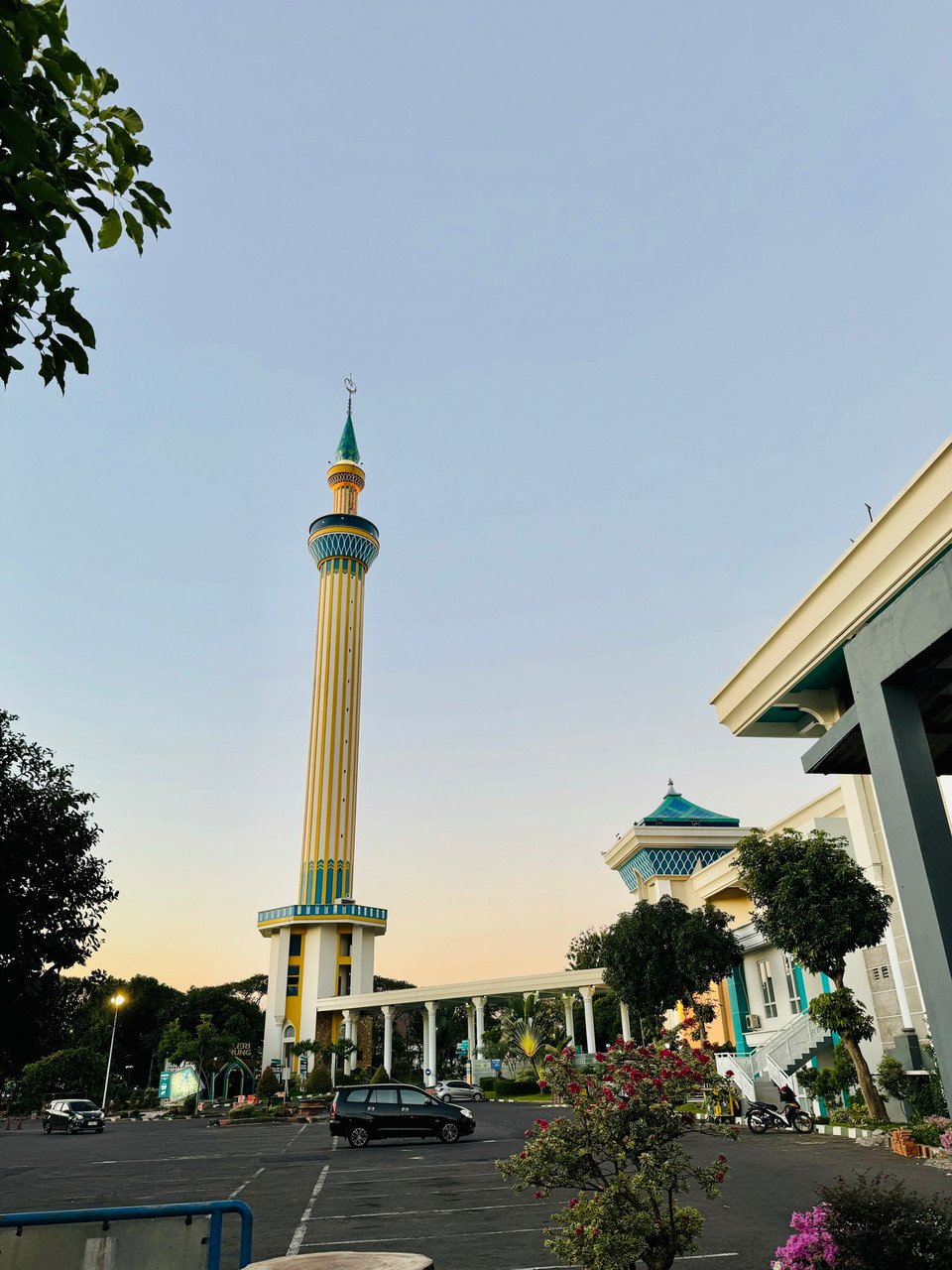 Tòa tháp bên trong khuôn viên rộng hơn 11ha của Thánh đường. (Ảnh: Đỗ Quyên/TTXVN)