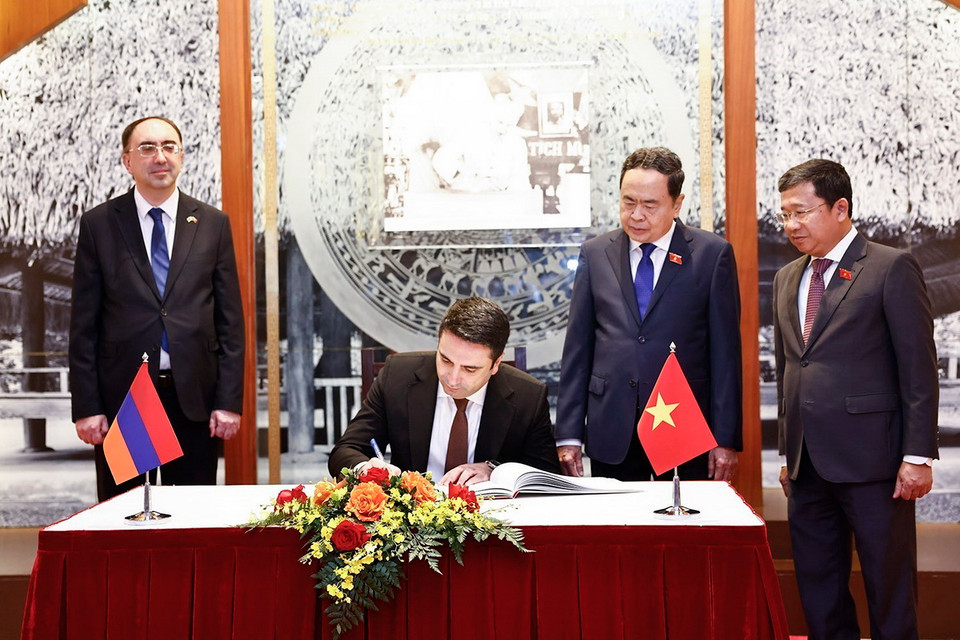 Chủ tịch Quốc hội Armenia Alen Simonyan ký sổ lưu niệm. (Ảnh: Doãn Tấn/TTXVN)