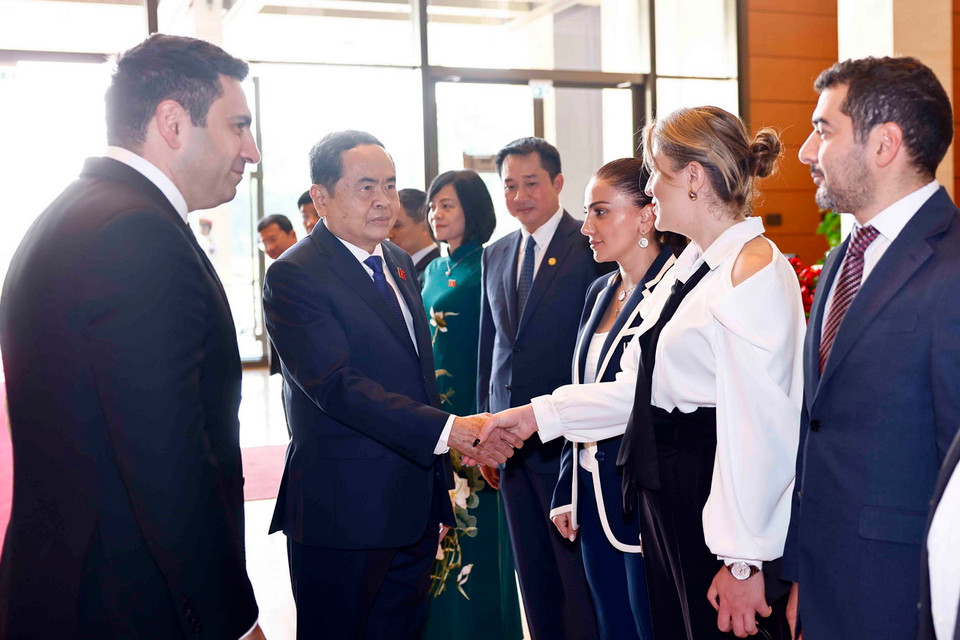 Chủ tịch Quốc hội Trần Thanh Mẫn bắt tay các thành viên Đoàn Quốc hội Armenia. (Ảnh: Doãn Tấn/TTXVN)