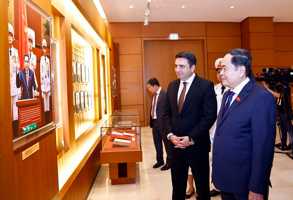 Chủ tịch Quốc hội Trần Thanh Mẫn và Chủ tịch Quốc hội Armenia Alen Simonyan tham quan Phòng truyền thống của Quốc hội Việt Nam. (Ảnh: Doãn Tấn/TTXVN)