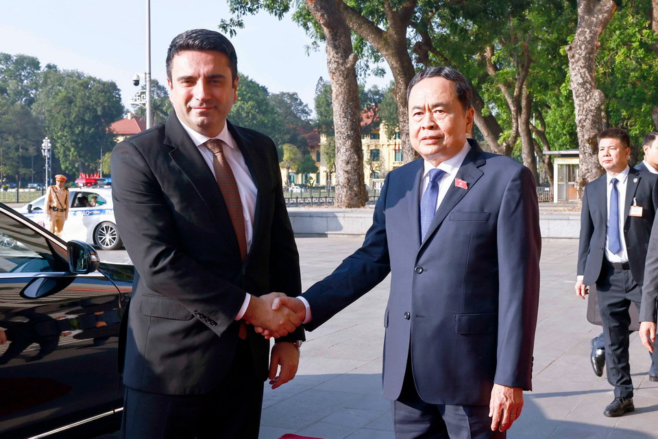 Chủ tịch Quốc hội Trần Thanh Mẫn đón Chủ tịch Quốc hội Armenia Alen Simonyan. (Ảnh: Doãn Tấn/TTXVN)