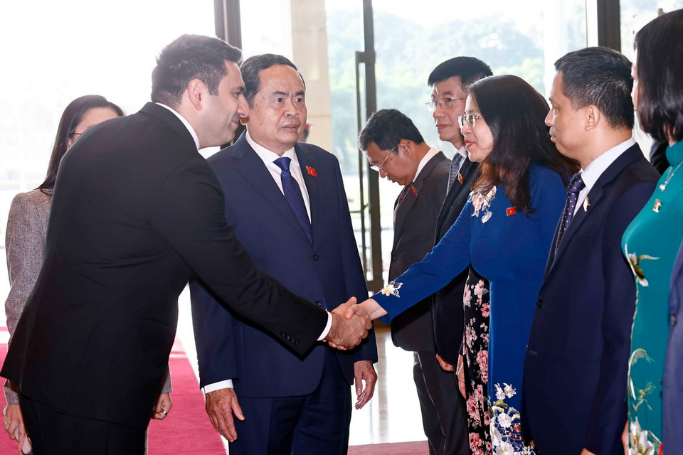 Chủ tịch Quốc hội Trần Thanh Mẫn giới thiệu với Chủ tịch Quốc hội Armenia Alen Simonyan các thành viên Đoàn Việt Nam. (Ảnh: Doãn Tấn/TTXVN)