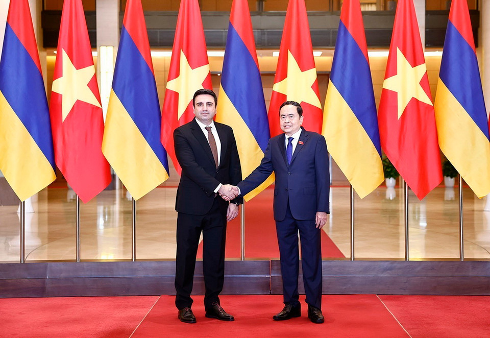 Chủ tịch Quốc hội Trần Thanh Mẫn và Chủ tịch Quốc hội Cộng hòa Armenia Alen Simonyan chụp ảnh chung. (Ảnh: Doãn Tấn/TTXVN)