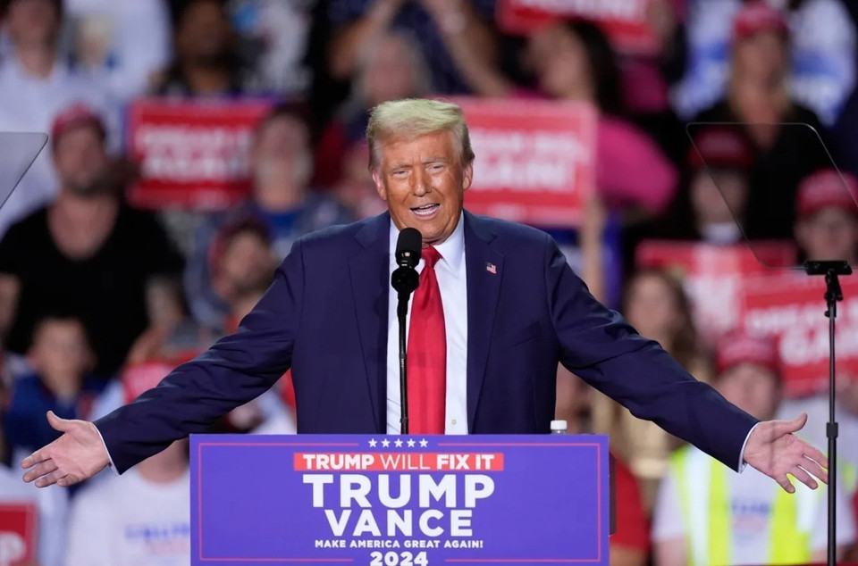 Ứng cử viên Donald Trump của đảng Cộng hòa (Mỹ) trong cuộc vận động tranh cử ở Van Andel Arena, ngày 5/11/2024. (Ảnh: AP/TTXVN)