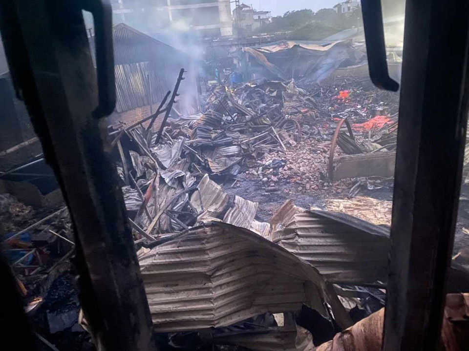 Nhiều đồ vật bị thiêu trụi. (Ảnh: Mạnh Khánh/TTXVN)