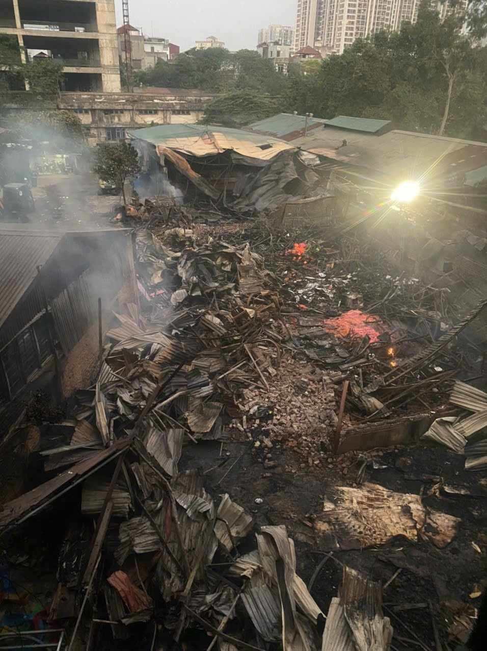 Hiện trượng vụ cháy 6h sáng ngày 19/11. (Ảnh: Mạnh Khánh/TTXVN)