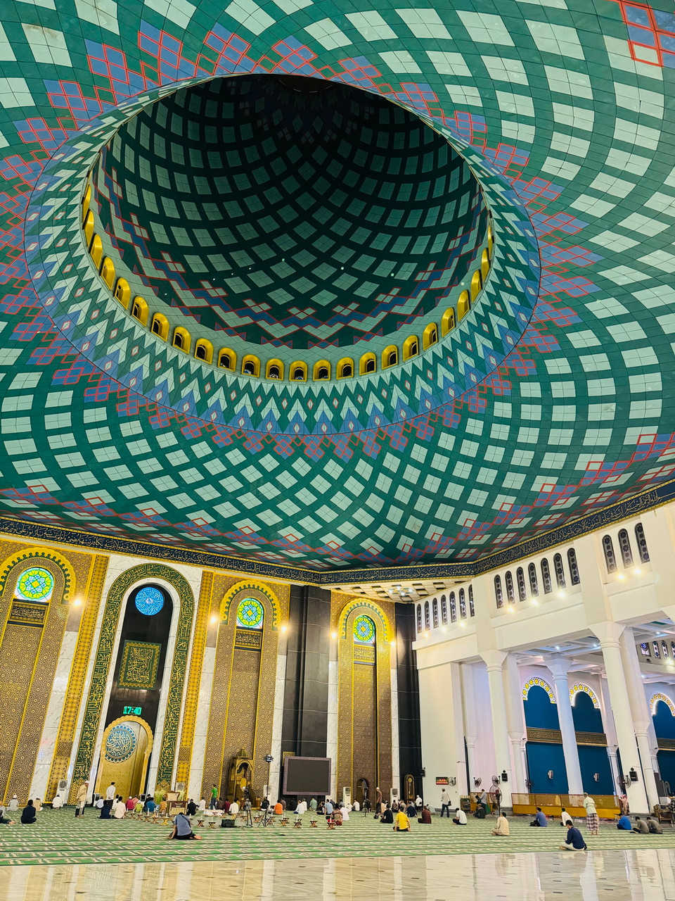 Mái vòm bên trong Thánh đường tạo ấn tượng uy nghi và trang nghiêm nhờ kiến trúc kết hợp truyền thống và hiện đại. (Ảnh: Đỗ Quyên/TTXVN)