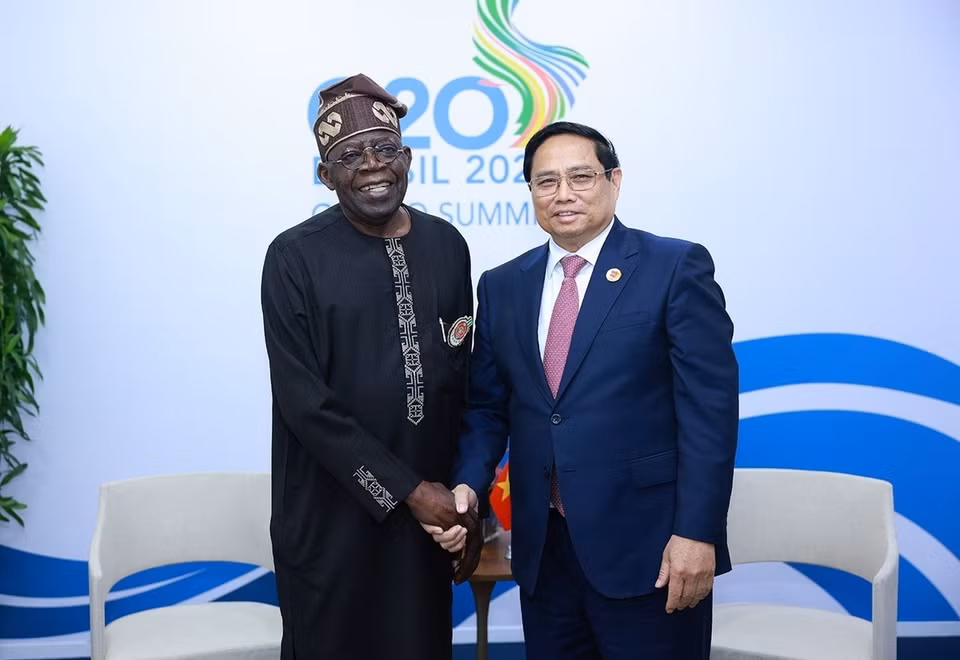 Thủ tướng Phạm Minh Chính gặp Tổng thống Nigeria Bola Ahmed Tinubu. (Ảnh: Dương Giang/TTXVN)