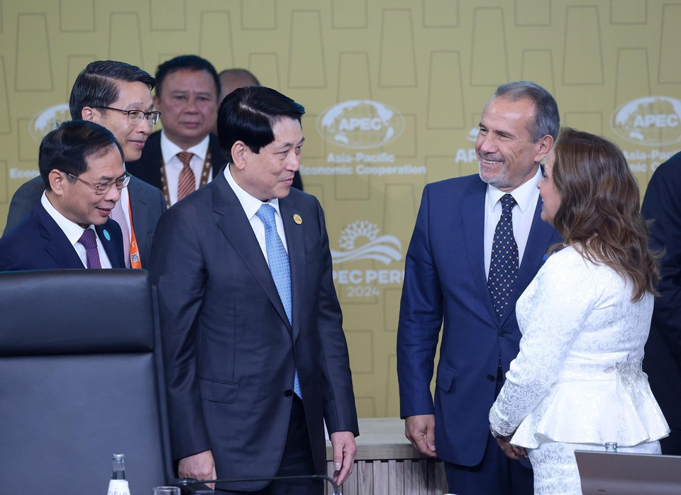 Chủ tịch nước Lương Cường trao đổi với Tổng thống Peru Dina Ercilia Boluarte Zegarra tại Đối thoại không chính thức giữa các nhà lãnh đạo APEC với khách mời. (Ảnh: Lâm Khánh/TTXVN)