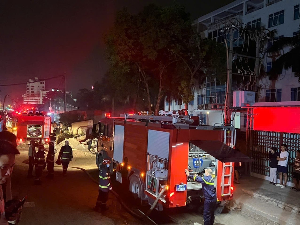 Lực lượng chữa cháy tới hiện trường và triển khai phương án tiếp cận đám cháy. (Ảnh: Phạm Kiên/TTXVN)