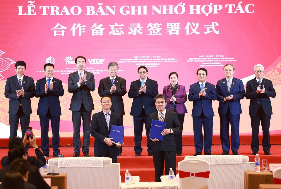 Thủ tướng Phạm Minh Chính chứng kiến trao bản ghi nhớ hợp tác về văn hoá và du lịch giữa doanh nghiệp Việt Nam và Trung Quốc. (Ảnh: Dương Giang/TTXVN)