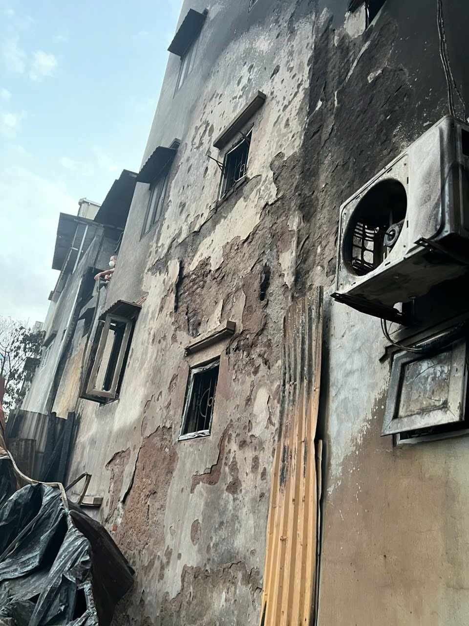 Nhà dân xung quanh bị ảnh hưởng, hư hỏng đồ vật. (Ảnh: Mạnh Khánh/TTXVN)