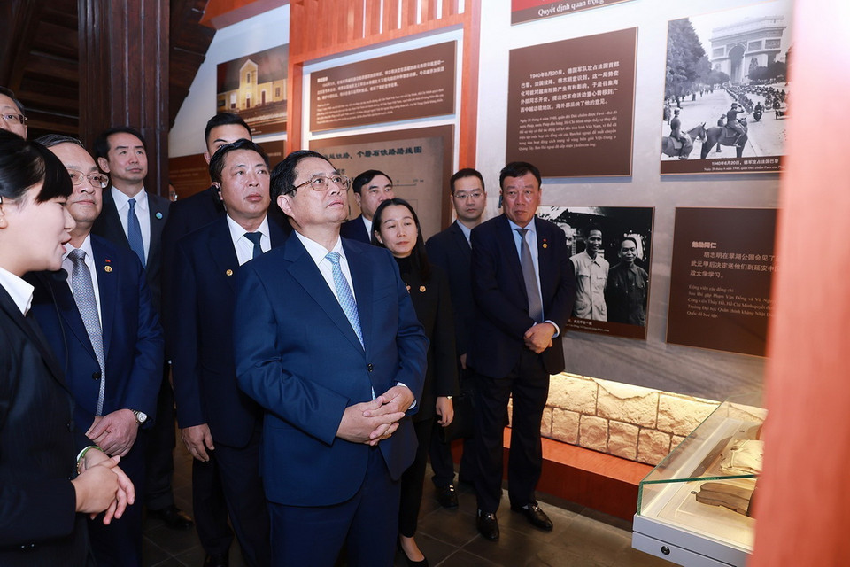 Thủ tướng Phạm Minh Chính thăm Khu di tích nơi ở của Chủ tịch Hồ Chí Minh tại số nhà 91 phố Nam Hoa Sơn, quận Ngũ Hoa, thành phố Côn Minh. (Ảnh: Dương Giang/TTXVN)