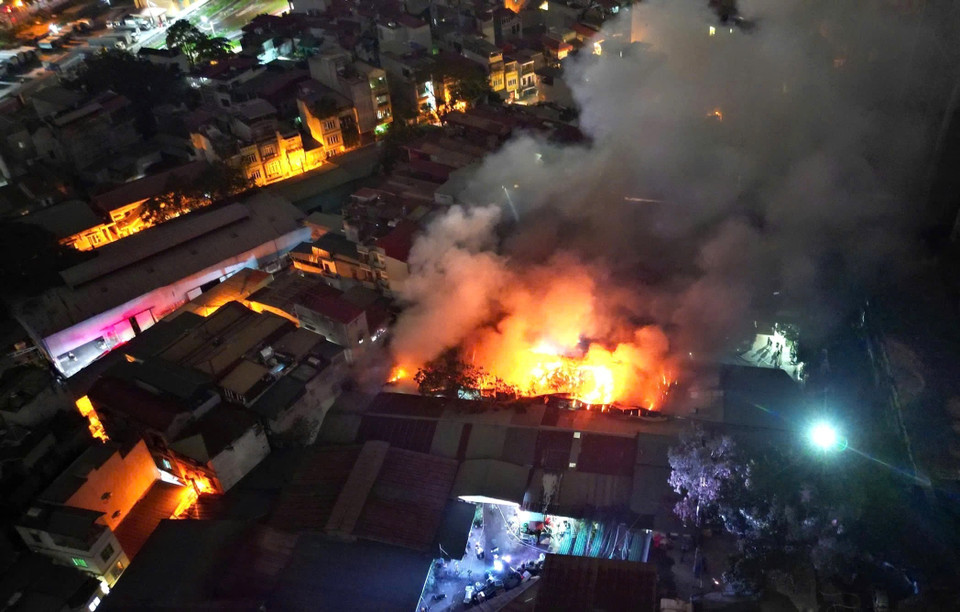 Lúc 23h10 phút đêm 18/11/2024, xảy ra cháy tại khu vực giáp ranh giữa phường Định Công và phường Thịnh Liệt, quận Hoàng Mai (Hà Nội). Ngọn lửa bốc lên rất cao, cháy ngùn ngụt, kèm theo khói đen bao trùm cả một khu vực rộng lớn. (Ảnh: Phạm Kiên/TTXVN)