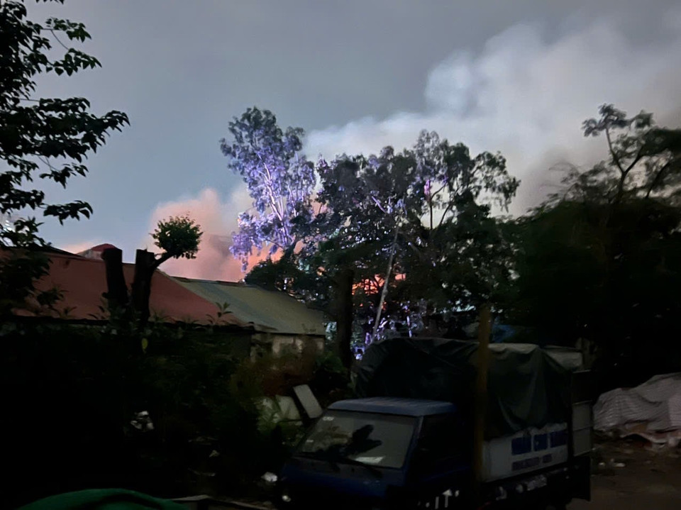 Khói lớn bốc lên từ hiện trường đám cháy. (Ảnh: Phạm Kiên/TTXVN)