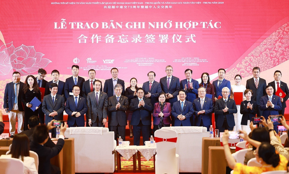 Thủ tướng Phạm Minh Chính chứng kiến trao bản ghi nhớ hợp tác về văn hoá và du lịch giữa doanh nghiệp Việt Nam và Trung Quốc. (Ảnh: Dương Giang/TTXVN)