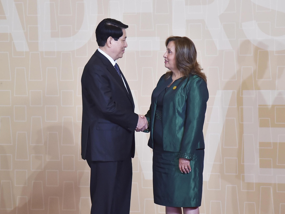 Tổng thống Peru Dina Ercilia Boluarte Zegarra đón Chủ tịch nước Lương Cường đến dự hội nghị. (Ảnh: Lâm Khánh/TTXVN)