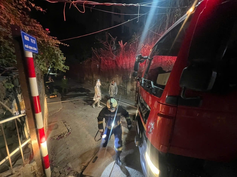 Lực lượng chữa cháy tới hiện trường và triển khai phương án tiếp cận đám cháy. (Ảnh: Phạm Kiên/TTXVN)