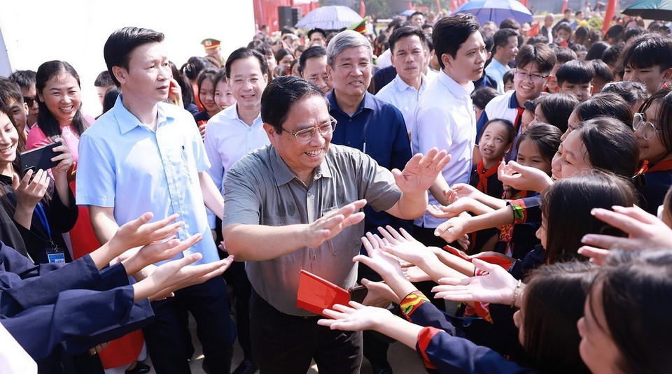 Thủ tướng Phạm Minh Chính với đồng bào các dân tộc tỉnh Lạng Sơn. (Ảnh: Dương Giang/TTXVN)