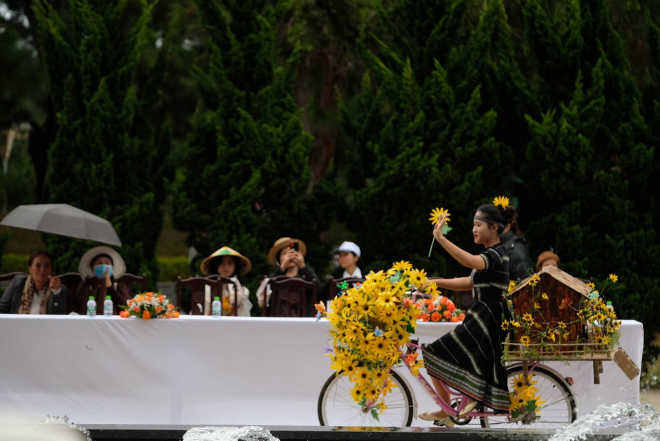 Sự kết hợp hài hòa của hoa dã quỳ, mô hình nhà rông và thổ cẩm Tây Nguyên. (Ảnh: Nguyễn Dũng/TTXVN)