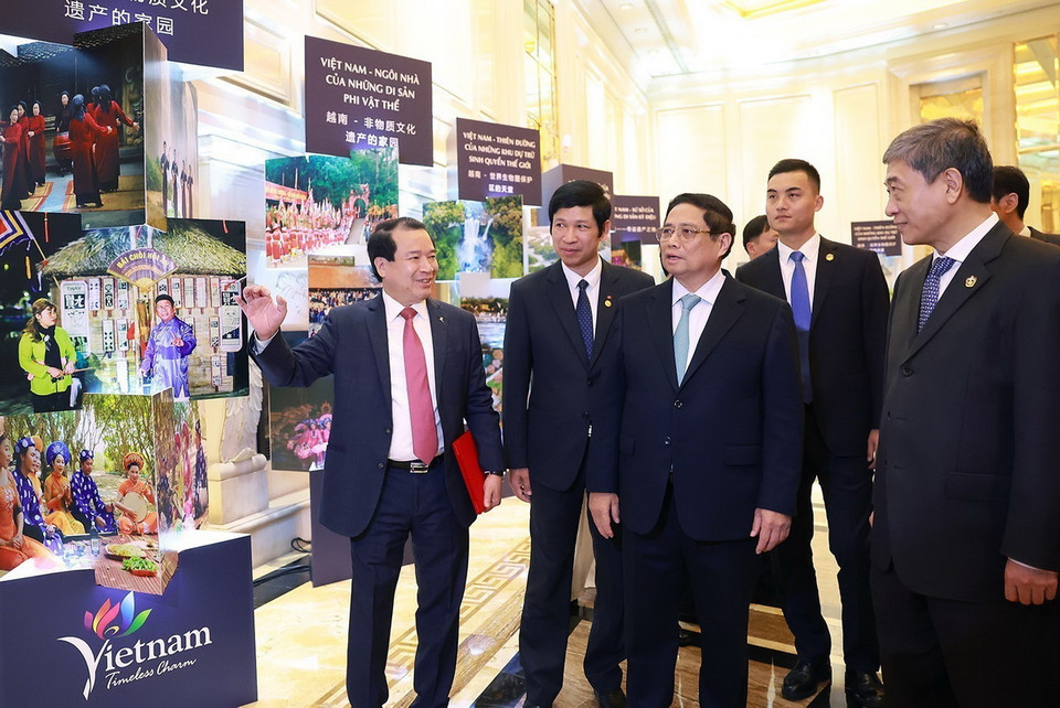 Thủ tướng Phạm Minh Chính tham quan trưng bày ảnh về văn hóa và du lịch Việt Nam. (Ảnh: Dương Giang/TTXVN)