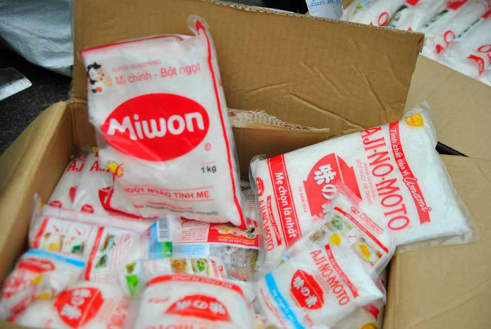 Những gói bột ngọt gắn mác Miwon, Ajinomoto thực chất là bột ngọt Trung Quốc được đối tượng làm giả. (Ảnh: Võ Phương/Vietnam+)