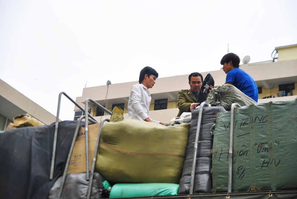 Thời điểm sát Tết Nguyên Đán, thị trường hàng giả, hàng nhái, hàng không xuất xứ đang có dấu hiệu diễn biến phức tạp do nhu cầu mua sắm tăng cao của người dân. (Ảnh: Võ Phương/Vietnam+)