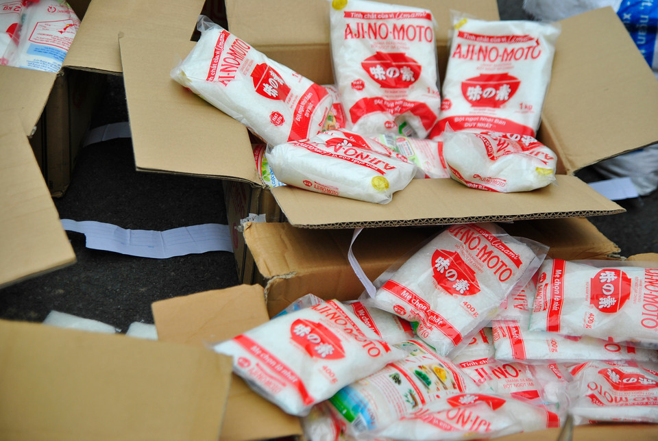 Mở rộng điều tra. lực lượng chức năng phát hiện nhiều cơ sở đang tiêu thụ những sản phẩm nhái này. (Ảnh: Võ Phương/Vietnam+)