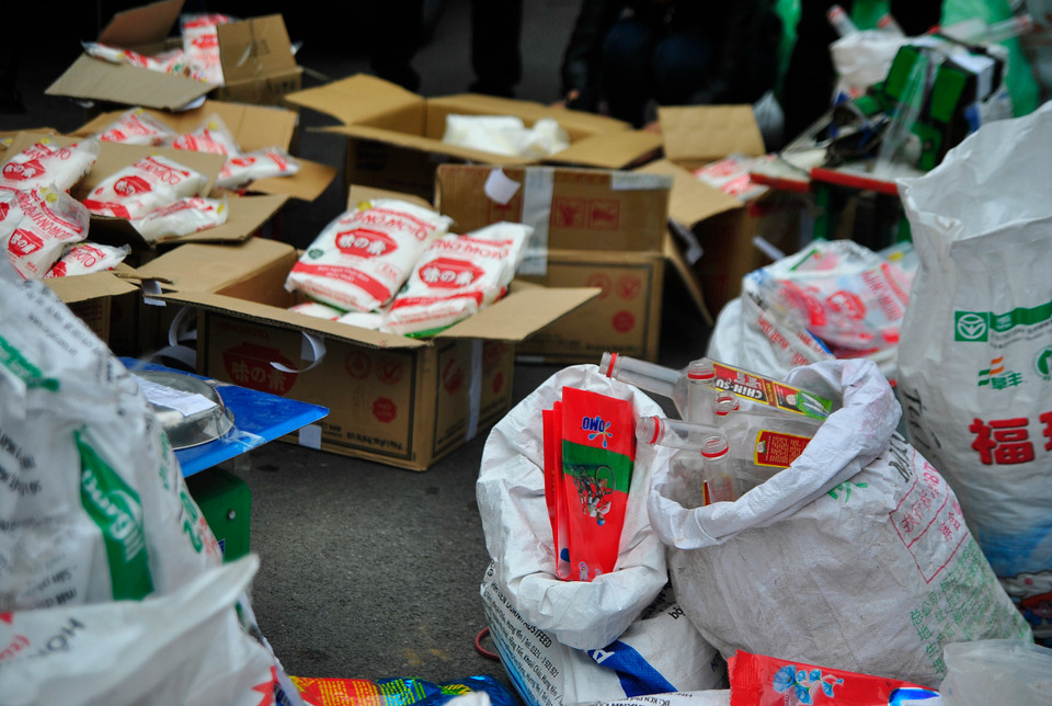 Không tinh ý, người tiêu dùng dễ dàng bị đánh lừa. Trường hợp trên cũng xảy ra với các sản phẩm như bột giặt, nước mắm. (Ảnh: Võ Phương/Vietnam+)