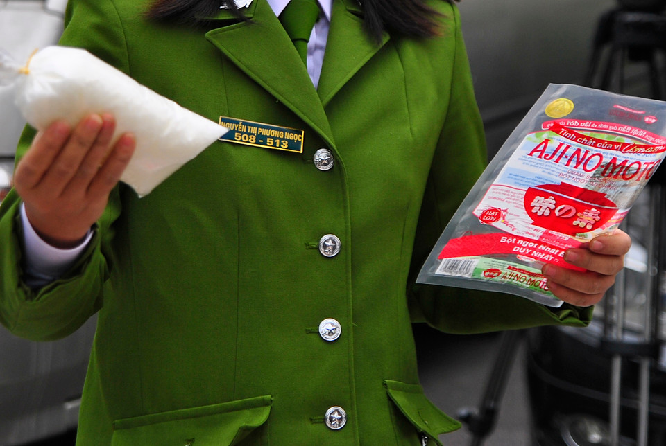 Theo các cán bộ cảnh sát kinh tế, chỉ bằng vài bước đơn giản, đối tượng đã hô 'biến' bột ngọt Trung Quôc có giá thành rẻ thành các loại bột ngọt người dân ưa chuộng hàng ngày. (Ảnh: Võ Phương/Vietnam+)