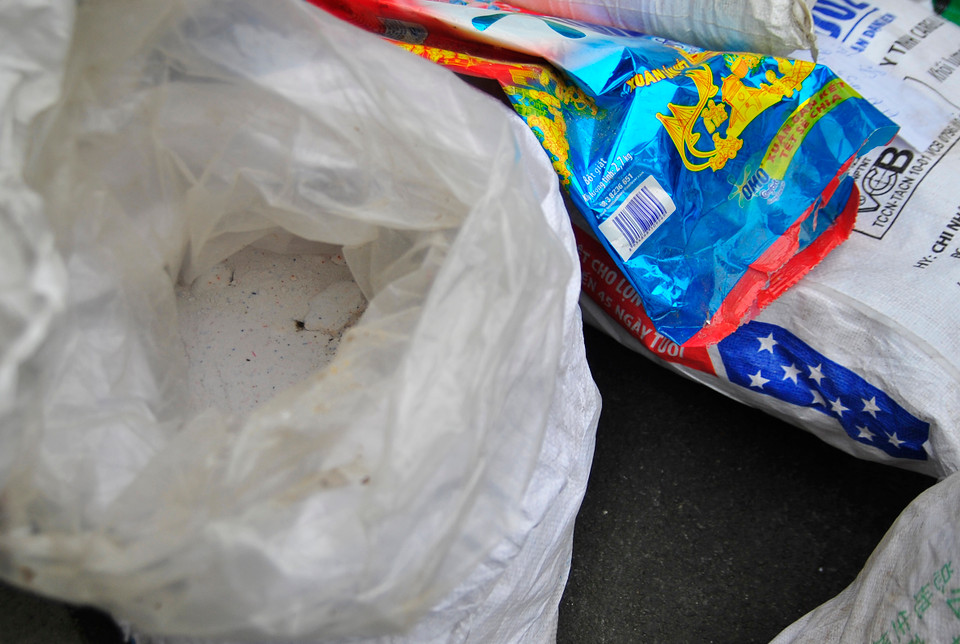 Bột giặt Omo hay Surf cũng được những cơ sở thiếu lương tâm này làm giả một cách tinh vi. (Ảnh: Võ Phương/Vietnam+)