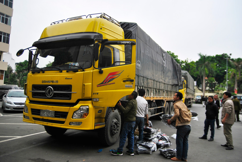Tài xế khai nhận vận chuyển từ Vinh về Hà Nội và không thể xuất trình được giấy tờ chứng minh xuất xứ (Ảnh: Võ Phương/Vietnam+)