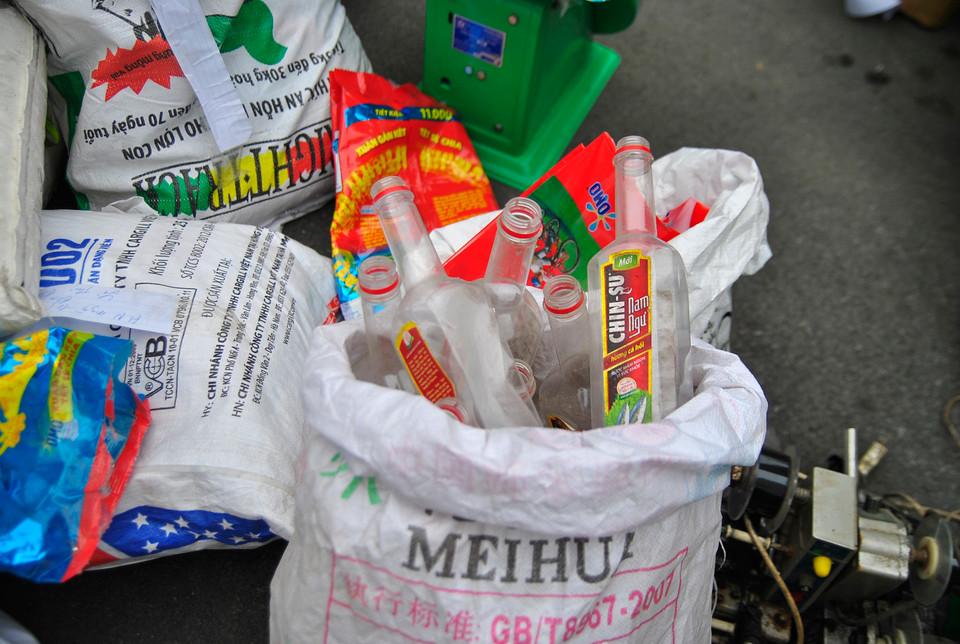 Không rõ chất lỏng gì được bơm vào những chai Chinsu Nam Ngư này? (Ảnh: Võ Phương/Vietnam+)