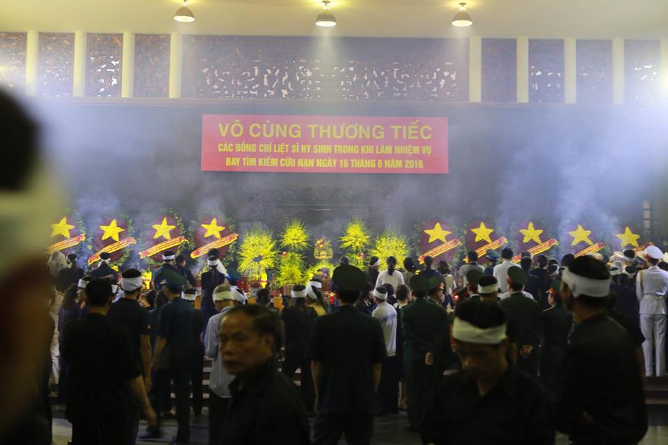 Ngay từ 6 giờ sáng, hàng dài những người thân và đồng đội đã thắp những nén hương tưởng nhớ đến 9 phi công đã hy sinh.