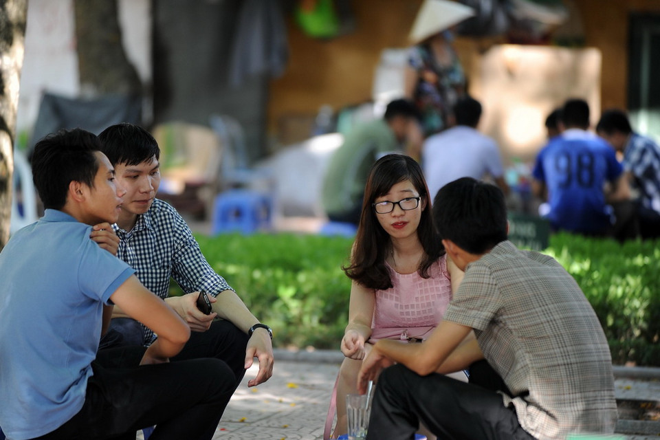 Tranh thủ ẩn mình trong bóng mát của những hàng cây trên phố. (Ảnh: Quang Quyết/TTXVN)