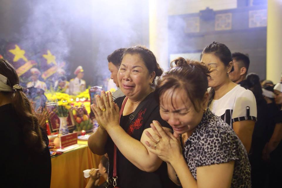 Nhiều người không kìm nén được cảm xúc đã bật khóc.