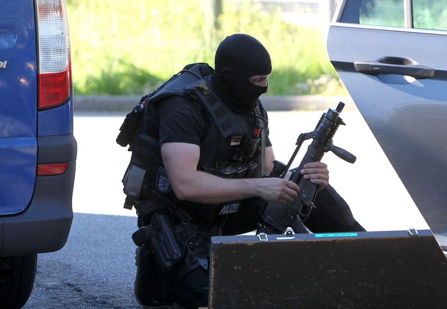 Cảnh sát đặc nhiệm Đức phong tỏa bên ngoài rạp chiếu phim ở Viernheim, ngày 23/6. (Nguồn: AFP/TTXVN)