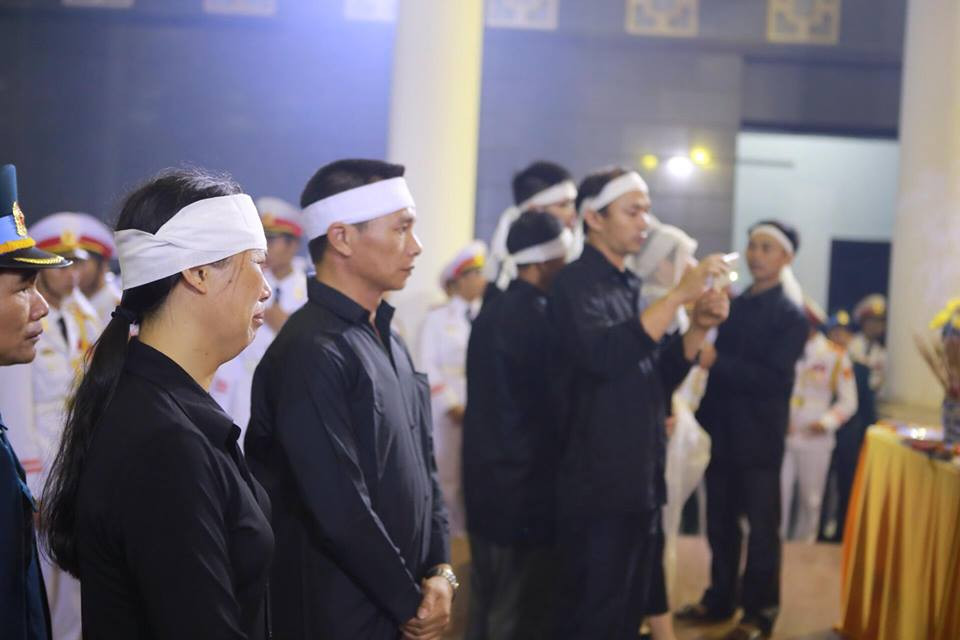 Người thân nghẹn ngào trước linh cữu của các phi công đã hy sinh.