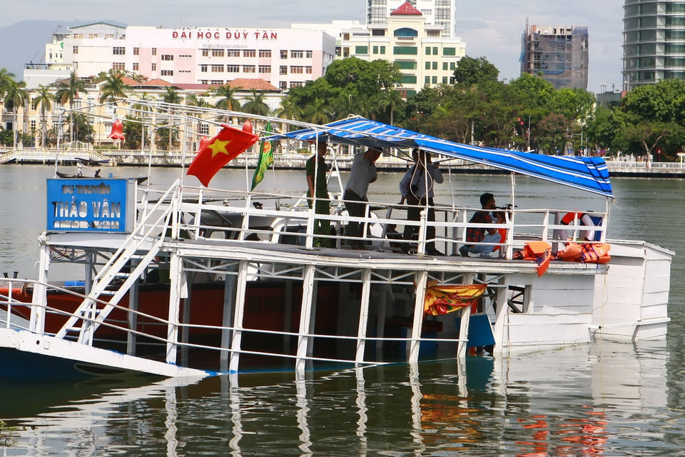 Các lực lượng chức năng tiến hành khám nghiệm tàu Thảo Vân 2. (Ảnh: Doãn Tấn/TTXVN)