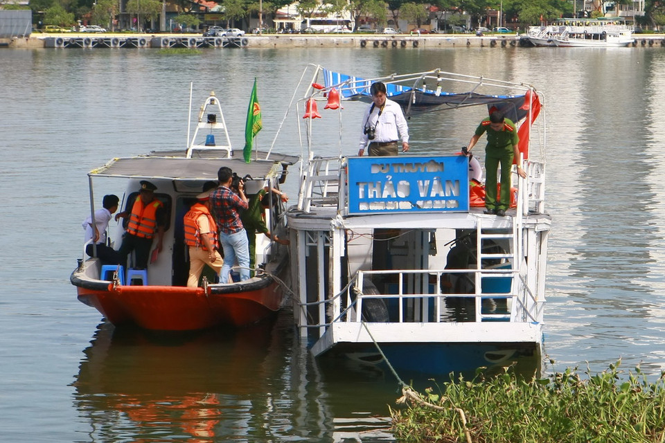 Các lực lượng chức năng tiến hành khám nghiệm tàu Thảo Vân 2. (Ảnh: Doãn Tấn/TTXVN)