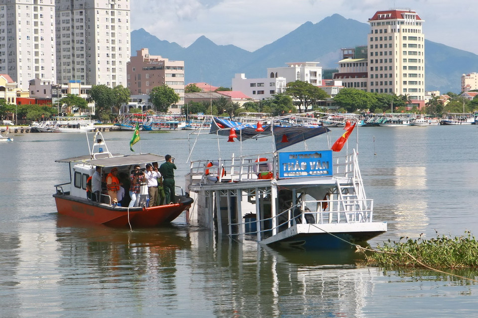 Các lực lượng chức năng tiến hành khám nghiệm tàu Thảo Vân 2. (Ảnh: Doãn Tấn/TTXVN)